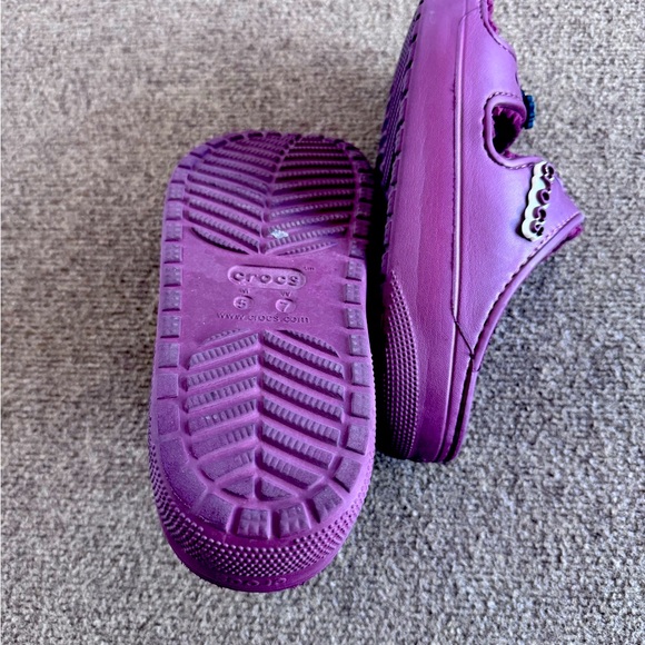 CROCS Classic Cozzzy Sandal Purple 
Size: M 5, W: 7 - Picture 6 of 7